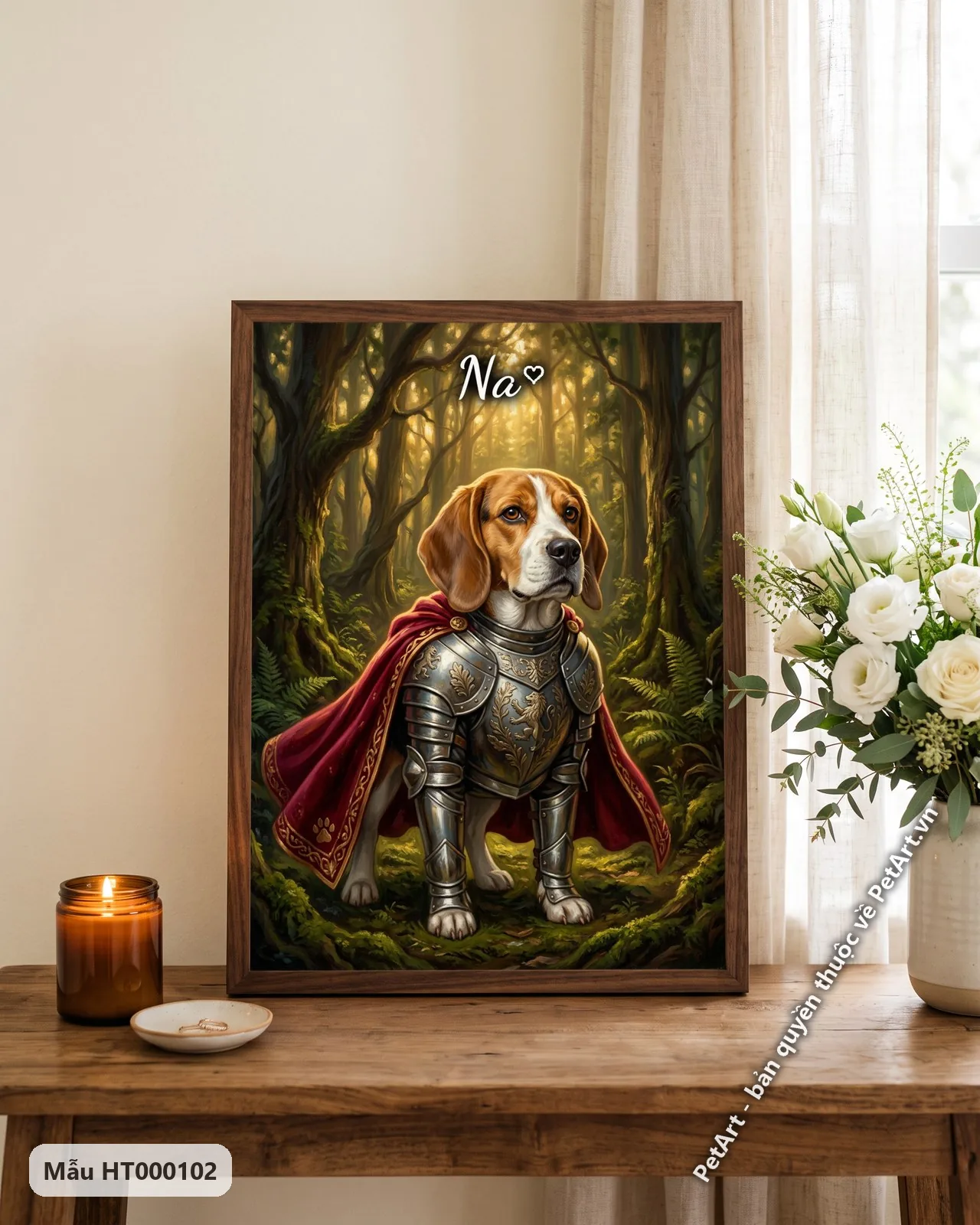 Ảnh thực tế: Chú chó Beagle trung thành trong bộ giáp bạc, áo choàng đỏ, đứng giữa khu rừng cổ thụ xanh tươi ngập tràn ánh sáng.