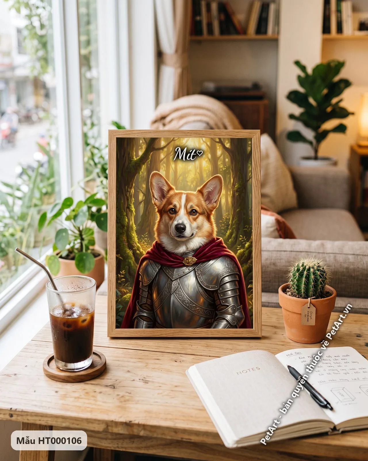 Ảnh thực tế: Chú chó Corgi đáng yêu trong bộ giáp sắt, áo choàng đỏ, đứng giữa khu rừng xanh tươi.