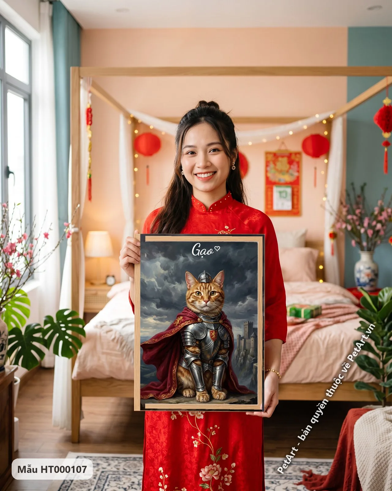 Ảnh thực tế: Chú mèo mướp cam oai vệ trong bộ giáp sắt, áo choàng đỏ, ngồi trên vách đá cạnh lâu đài.