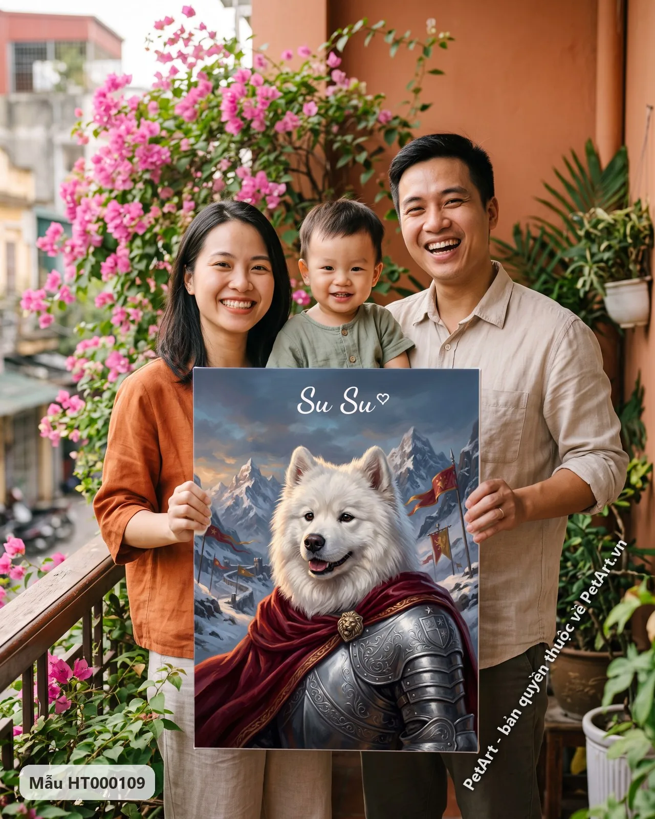 Ảnh thực tế: Chú chó Samoyed trắng tinh trong bộ giáp sắt, áo choàng đỏ, đứng giữa núi tuyết hùng vĩ.