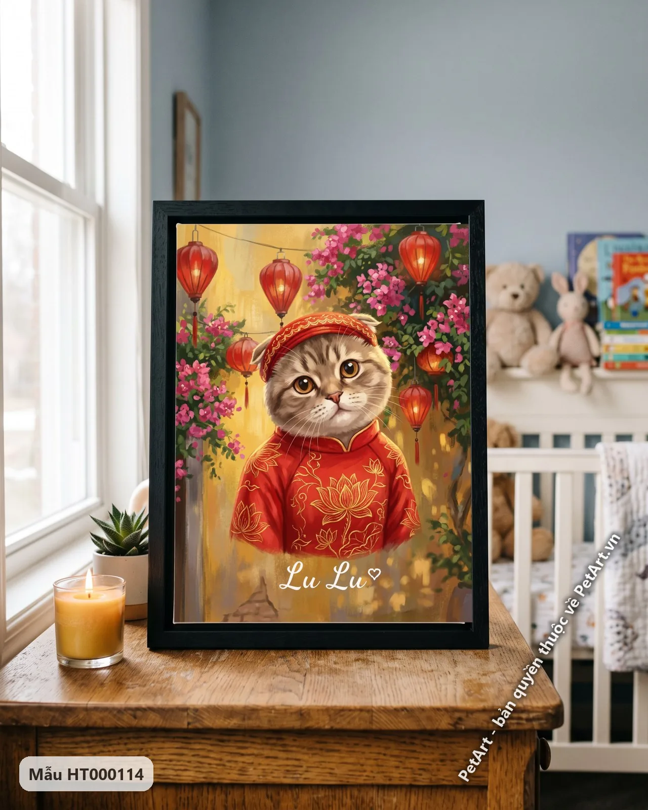 Ảnh thực tế: Chú mèo tai cụp đáng yêu mặc áo dài đỏ thêu hoa sen, khăn vấn, ngồi giữa đèn lồng và hoa giấy hồng.