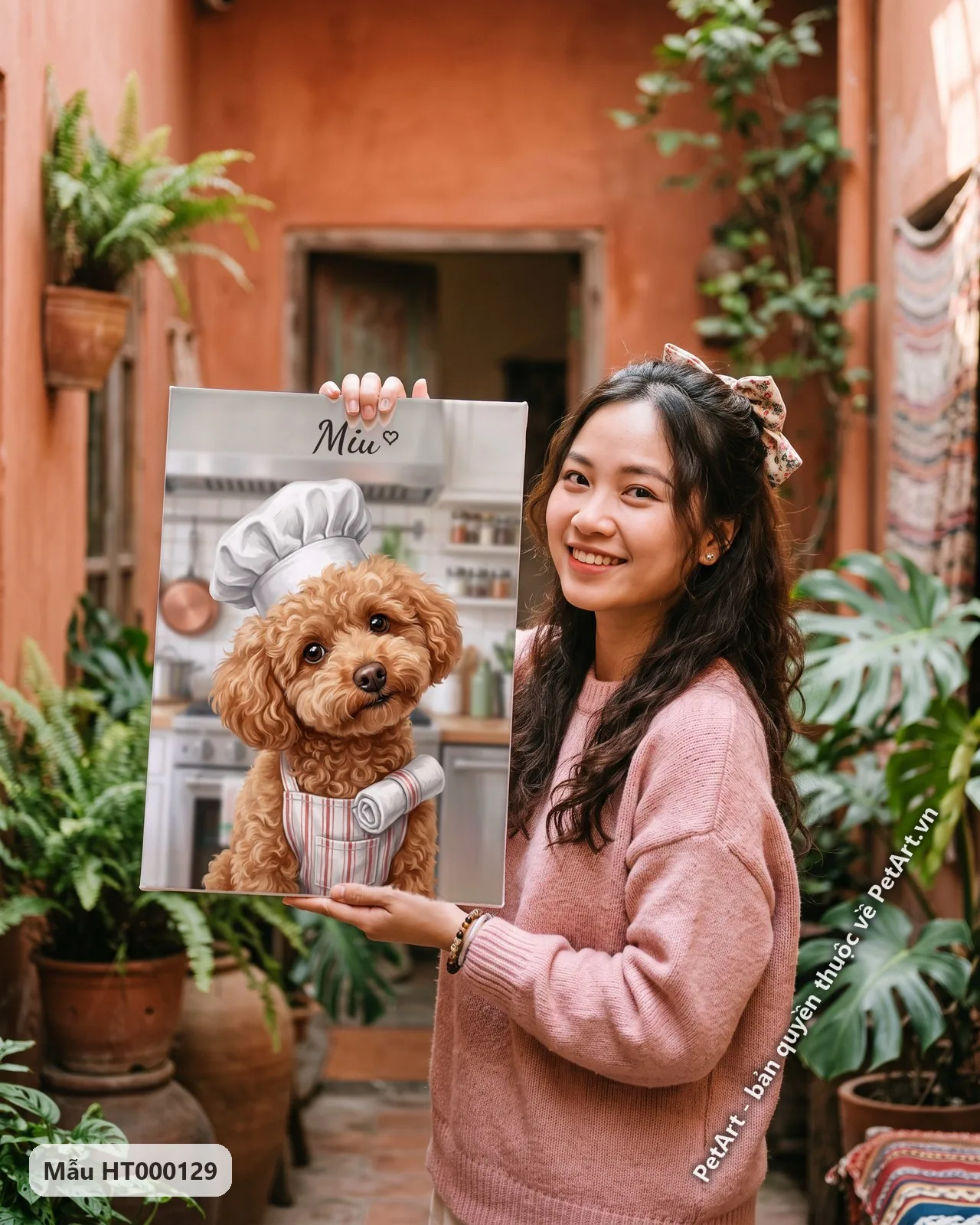 Ảnh thực tế: Chú chó Poodle nâu mặc tạp dề sọc đỏ trắng và đội mũ đầu bếp, đứng trong bếp.