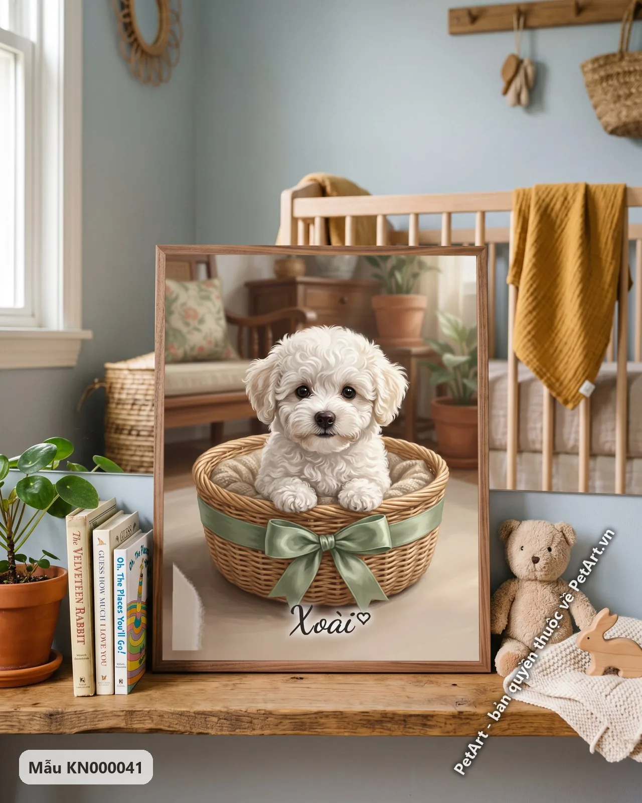 Ảnh thực tế: Chú chó Bichon con trắng xù đáng yêu ngồi gọn trong chiếc giỏ mây có nơ xanh, đặt trong nhà ấm cúng.