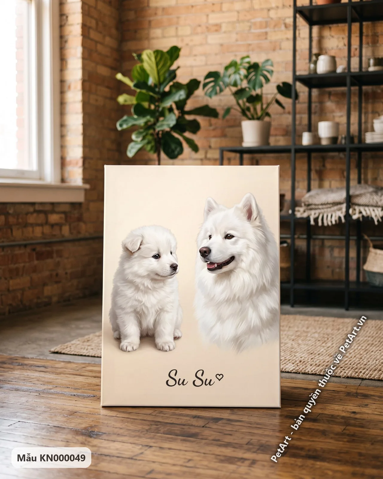 Ảnh thực tế: Chó Samoyed con trắng tinh ngồi cạnh đầu chó Samoyed trưởng thành, trên nền màu be nhạt.