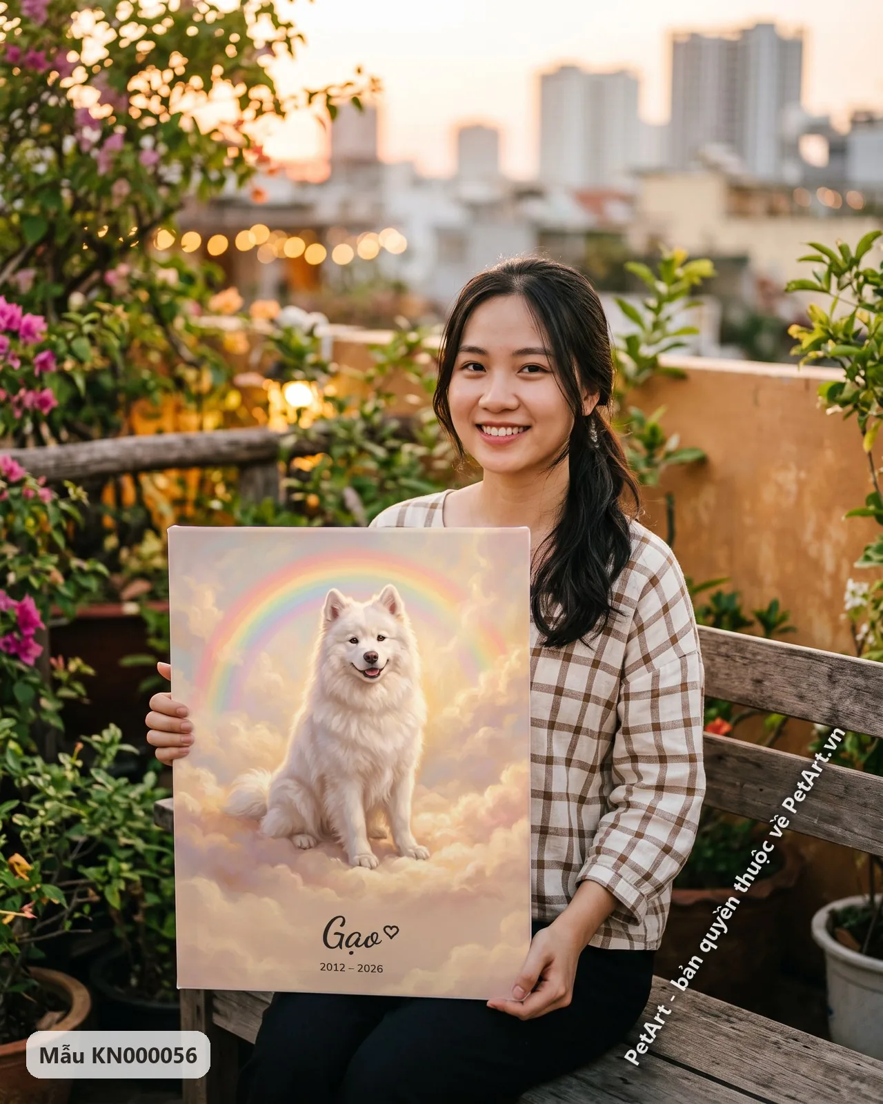 Ảnh thực tế: Chú chó Samoyed trắng muốt ngồi trên đám mây bồng bềnh màu hồng cam, phía sau là cầu vồng bảy sắc.