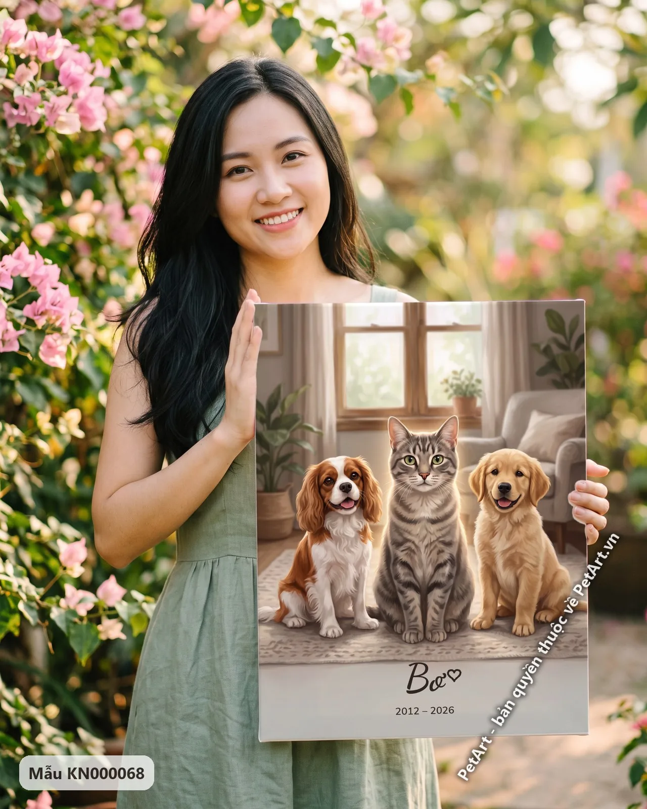 Ảnh thực tế: Một mèo mướp xám ngồi giữa hai chó con, một Cavalier và một Golden, trên thảm trong phòng khách.