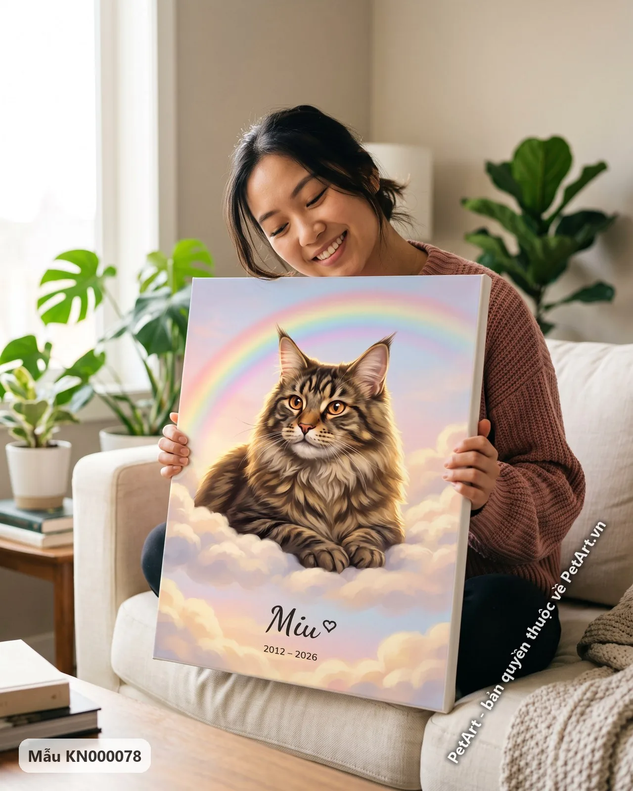 Ảnh thực tế: Mèo Maine Coon lông vằn nâu vàng nằm trên mây bồng bềnh, phía sau là cầu vồng màu pastel dịu nhẹ.