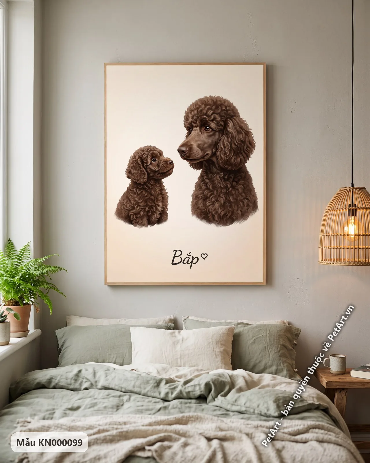 Ảnh thực tế: Hai chú chó Poodle nâu lông xoăn, một con non và một con trưởng thành, ngồi đối mặt trên nền be nhạt.