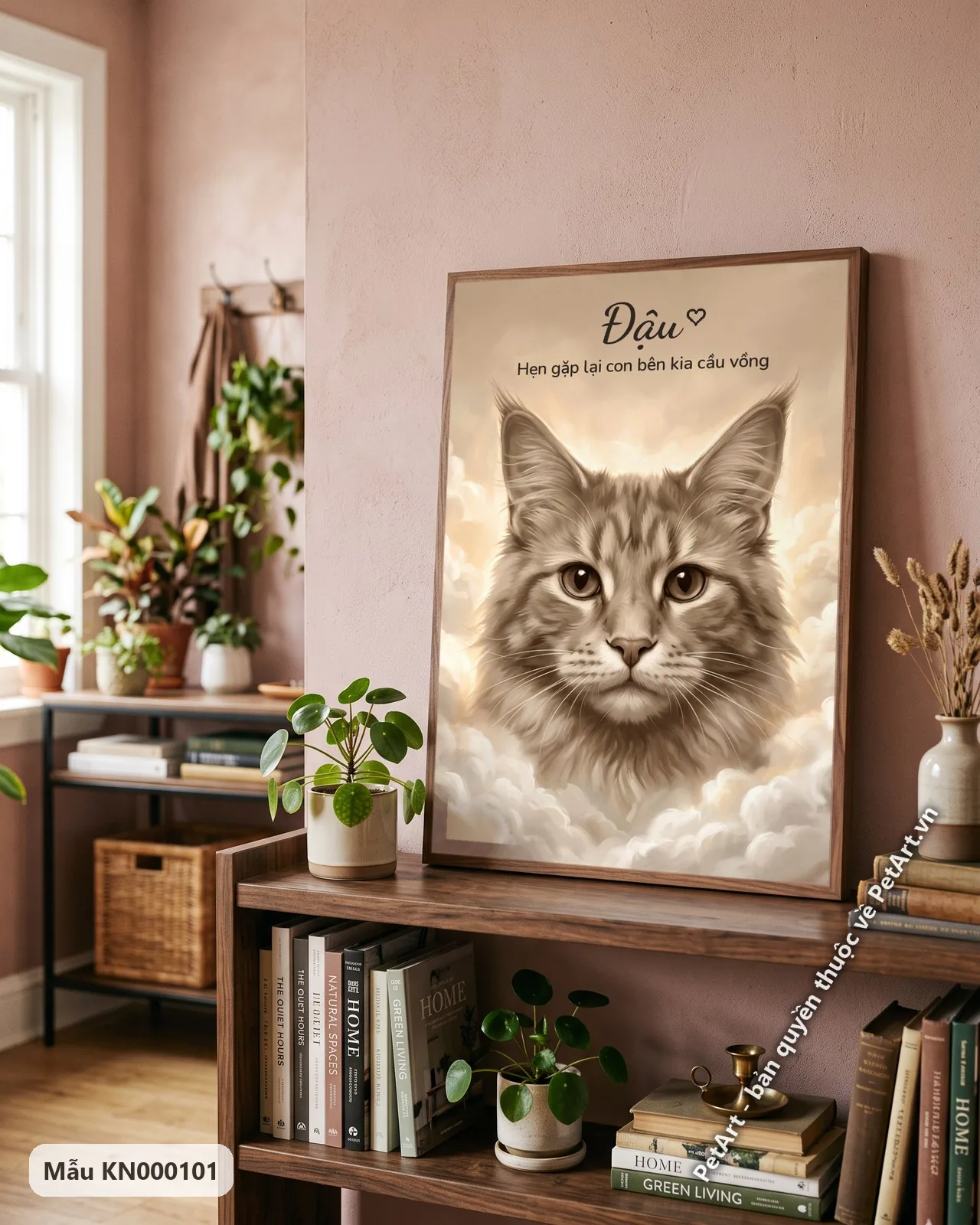 Ảnh thực tế: Chân dung mèo Maine Coon màu nâu xám với đôi mắt to, bao quanh bởi những đám mây vàng nhạt.