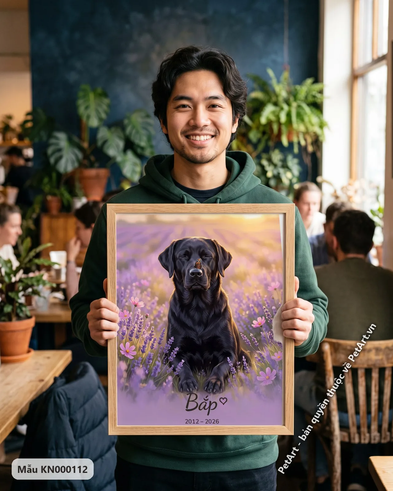 Ảnh thực tế: Chú chó Labrador đen ngồi tĩnh lặng giữa cánh đồng oải hương tím biếc, một chú bướm đậu nhẹ trên mũi, dưới ánh hoàng hôn dịu dàng.