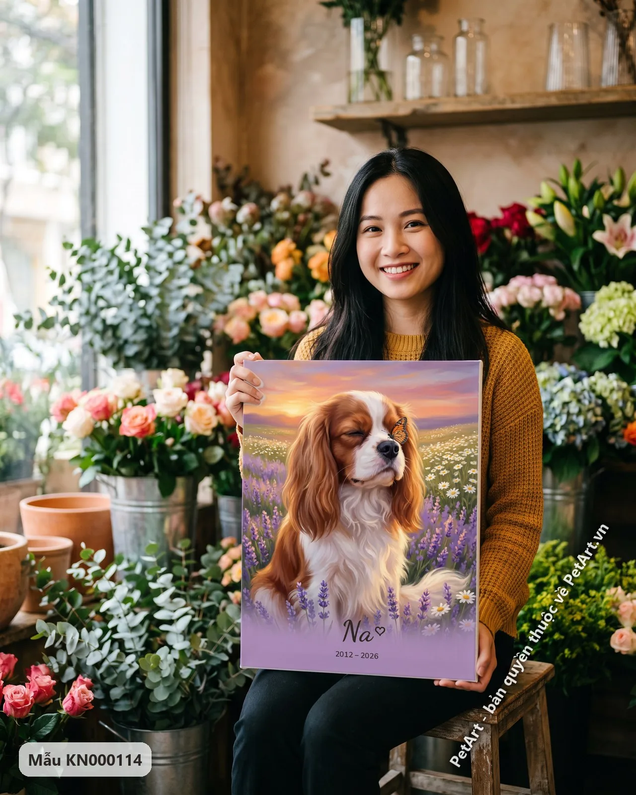 Ảnh thực tế: Chú chó Cavalier King Charles ngồi giữa cánh đồng oải hương tím và hoa cúc trắng, bướm cam đậu mũi, dưới ánh hoàng hôn.