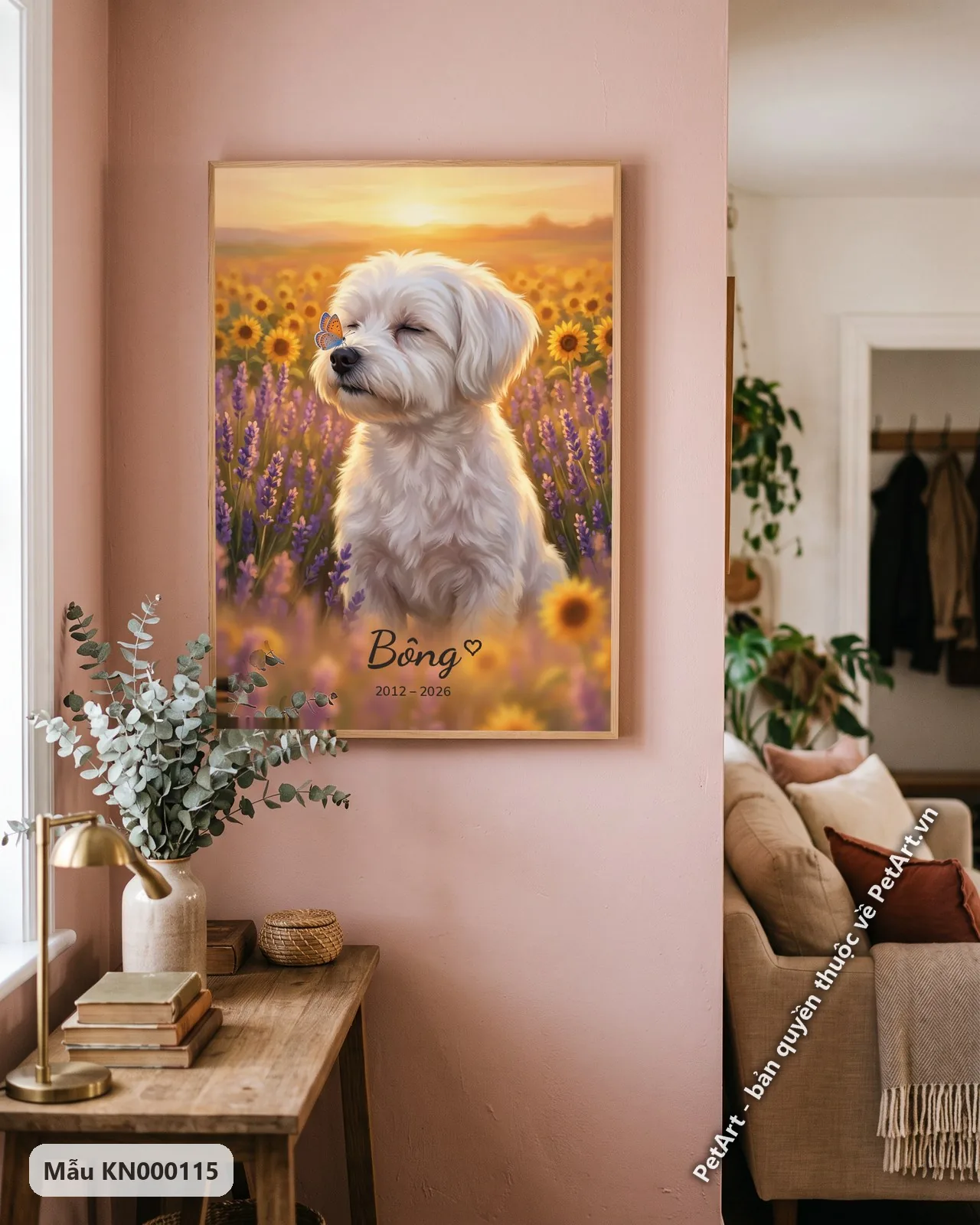 Ảnh thực tế: Chú chó Maltese trắng muốt ngồi giữa cánh đồng oải hương tím và hướng dương, bướm xanh đậu mũi, dưới nắng hoàng hôn.