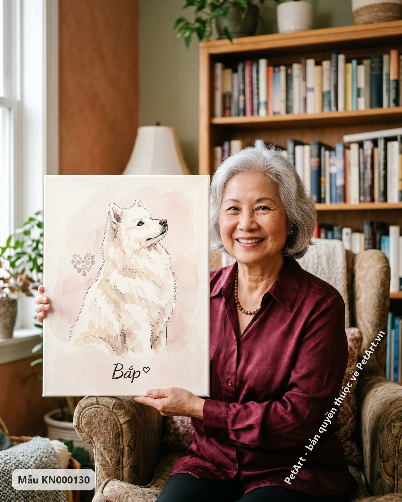 Ảnh thực tế: Chó Samoyed trắng muốt ngồi nghiêng, nhìn lên, trên nền màu nước hồng nhạt với trái tim dấu chân.