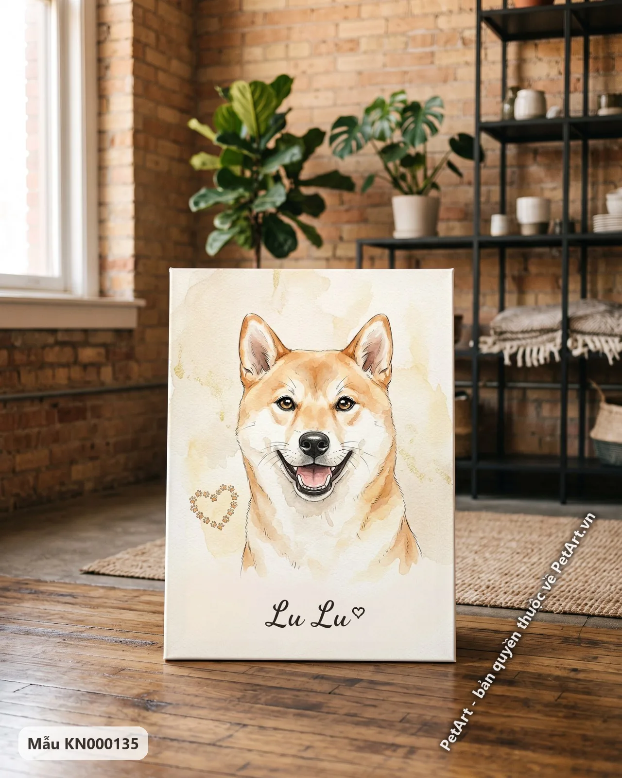 Ảnh thực tế: Chó Shiba màu vàng cam cười tươi, nhìn thẳng, trên nền màu nước be với trái tim dấu chân.