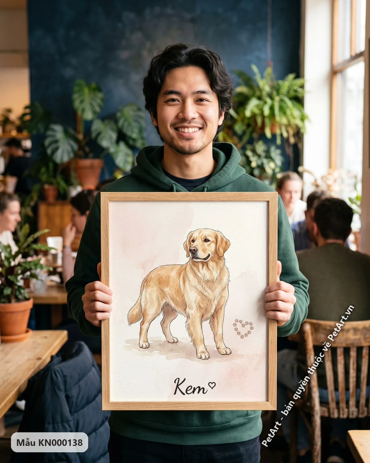 Ảnh thực tế: Tranh vẽ chó Golden lông vàng kem đang đứng nhìn sang phải, nền hồng nhạt loang có trái tim dấu chân.