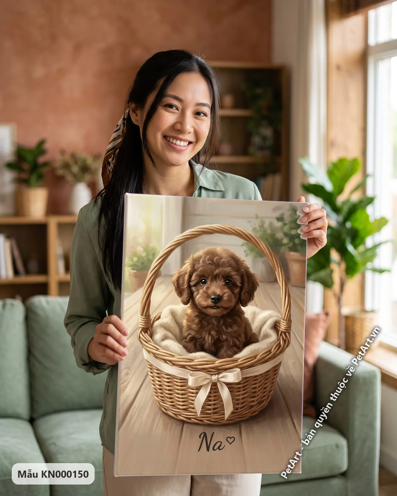 Ảnh thực tế: Chú chó Poodle nâu nhỏ ngồi trong giỏ mây lót chăn trắng, đặt trên sàn gỗ, nền nhà ấm cúng.
