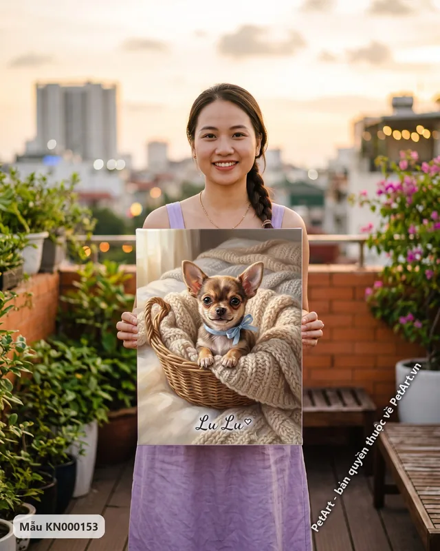 Chó Chihuahua con đeo nơ xanh trong giỏ · góc khác