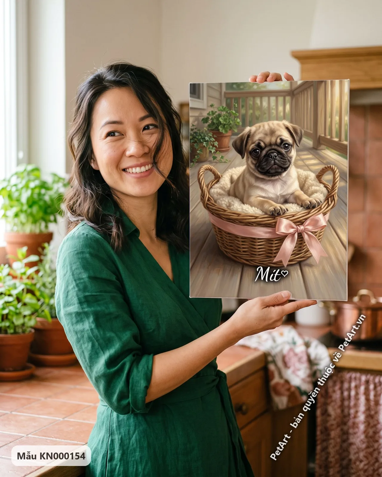 Ảnh thực tế: Chú chó Pug con màu vàng nâu đáng yêu ngồi trong giỏ mây lót chăn lông, giỏ trang trí nơ hồng, đặt trên hiên gỗ.