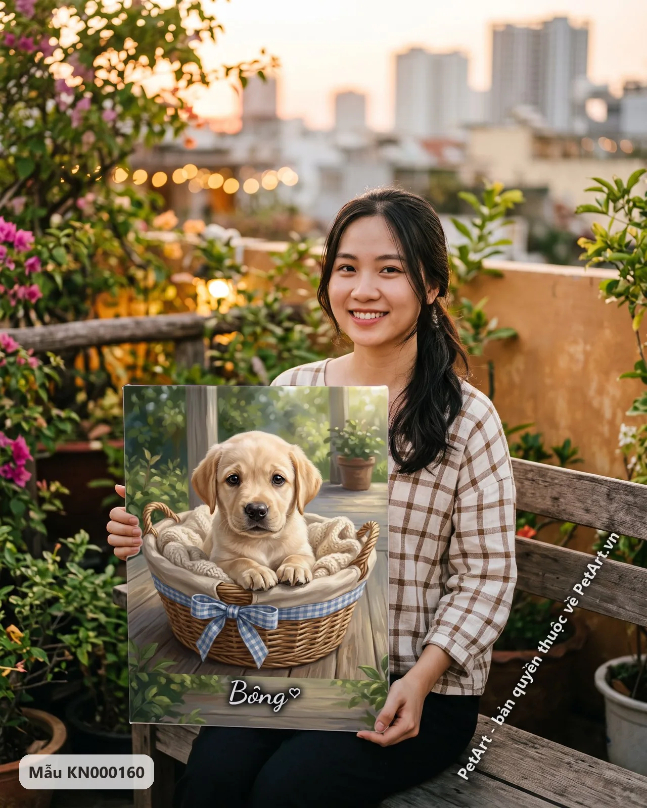 Ảnh thực tế: Chú chó Labrador vàng con ngồi trong giỏ mây lót chăn len, giỏ trang trí nơ kẻ xanh trắng, đặt trên hiên gỗ.