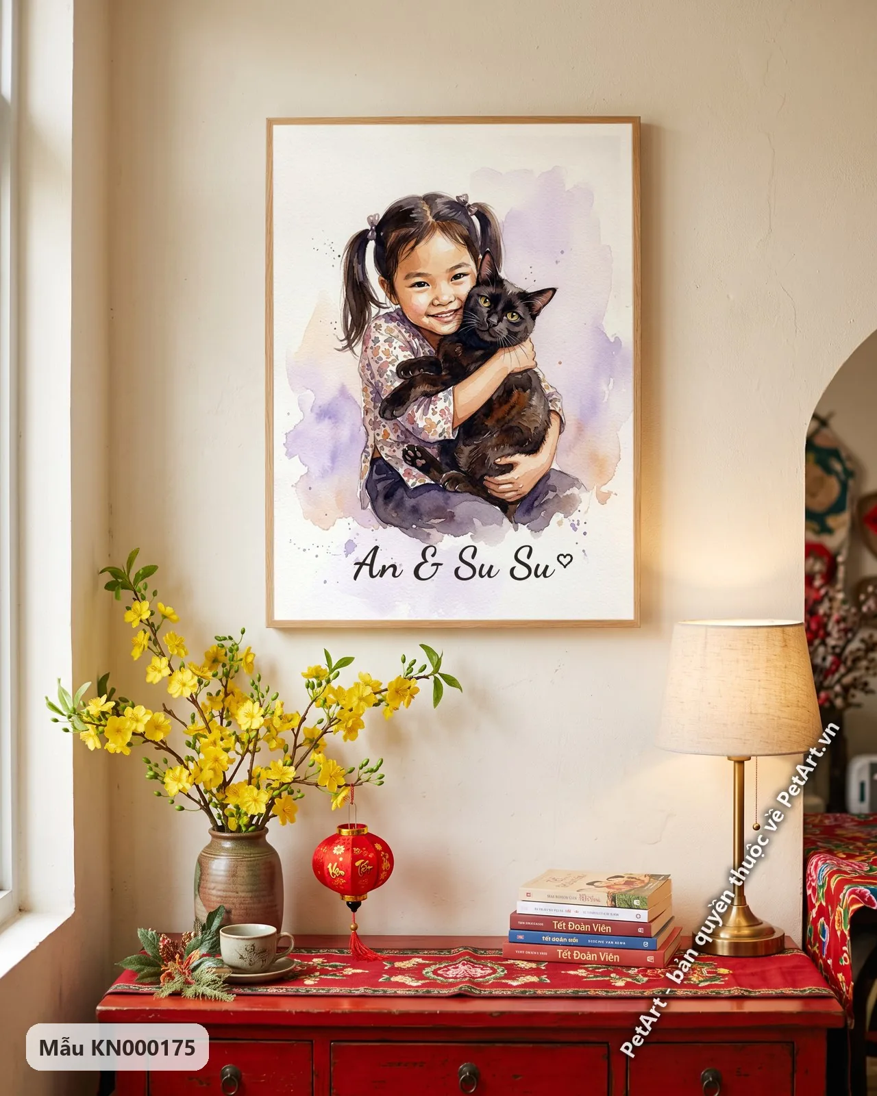 Ảnh thực tế: Bé gái tóc hai bím ôm chú mèo mun đen tuyền, nền màu nước tím nhạt.