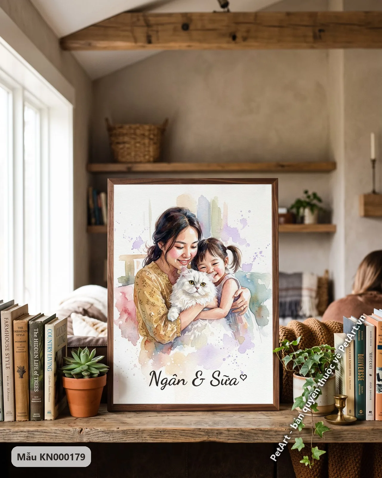 Ảnh thực tế: Người mẹ và bé gái châu Á vui vẻ ôm mèo Ba Tư trắng, tranh màu nước với nền tím xanh pastel.
