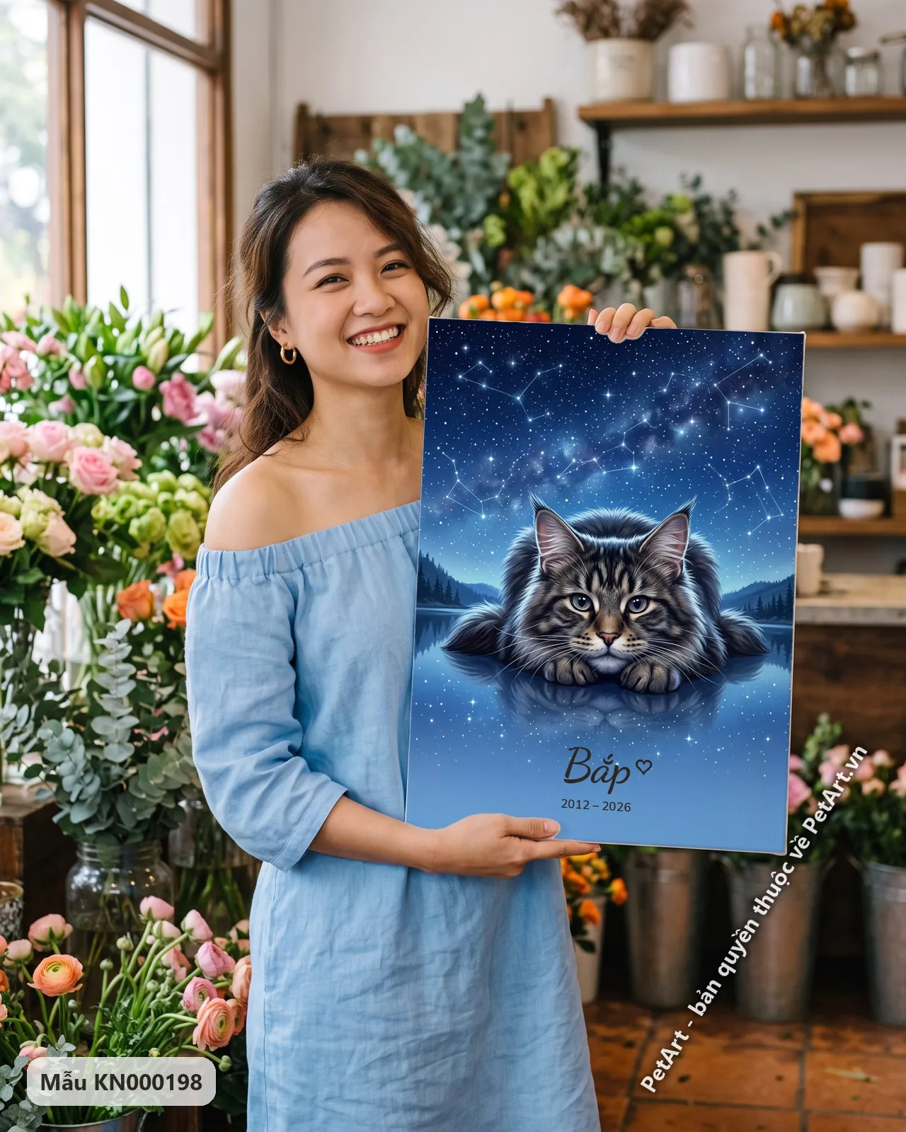 Ảnh thực tế: Chú mèo Maine Coon nằm bên mặt hồ phẳng lặng, phản chiếu bầu trời đêm đầy sao lấp lánh.