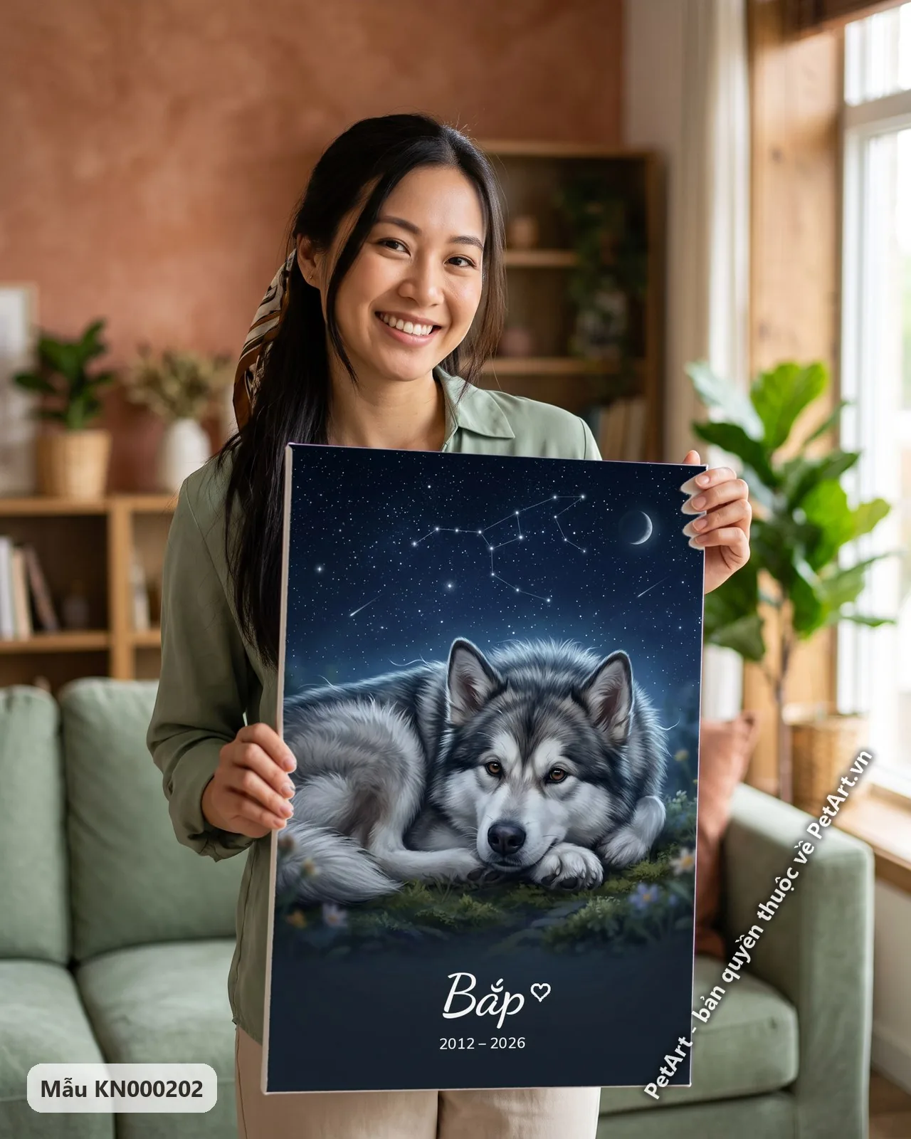 Ảnh thực tế: Chú chó Alaska nằm thư giãn trên thảm cỏ xanh, dưới bầu trời đêm đầy sao, chòm sao và trăng khuyết.