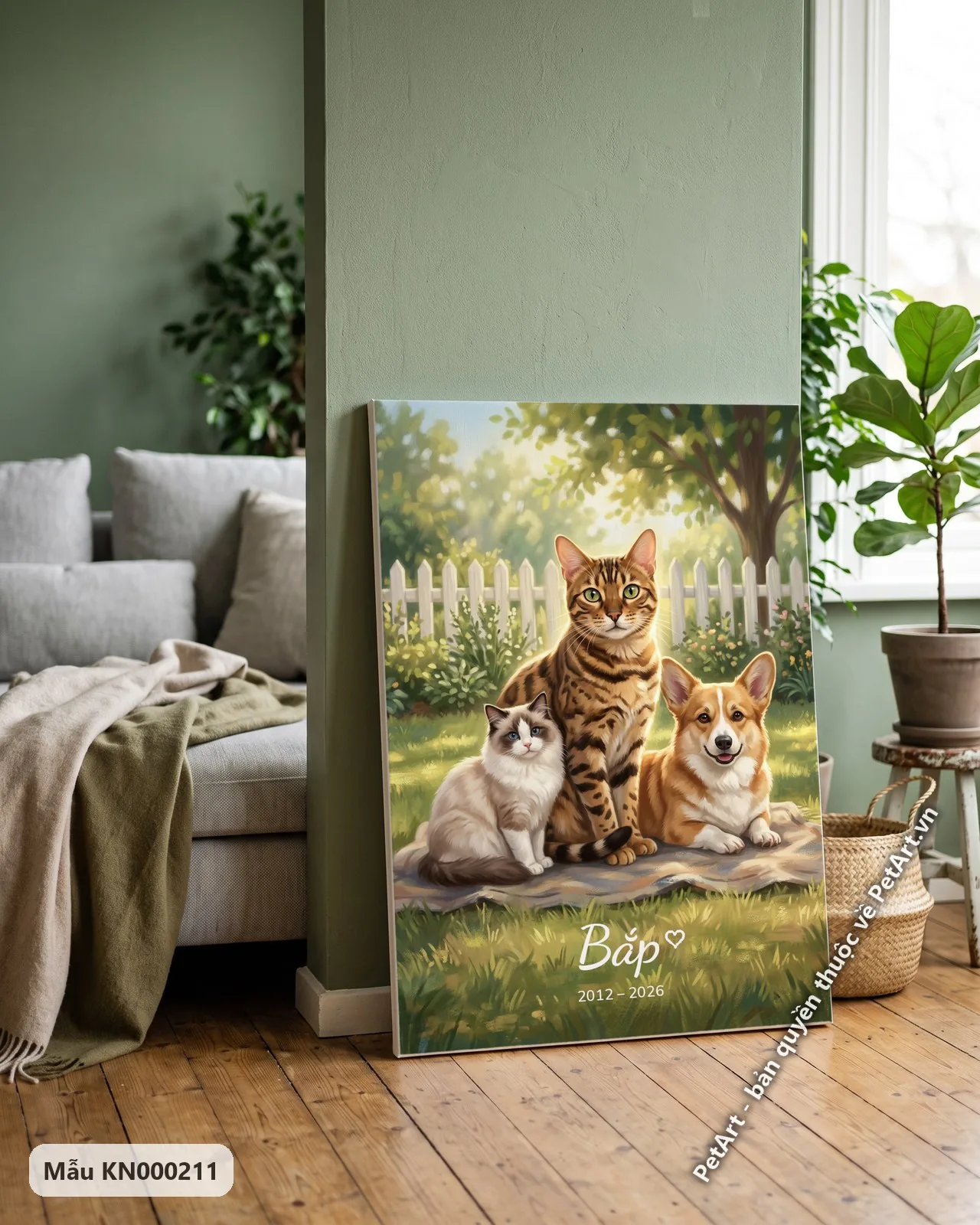 Ảnh thực tế: Mèo Bengal vằn, mèo Ragdoll và chó Corgi đáng yêu ngồi trên tấm thảm giữa khu vườn xanh mát, hàng rào trắng.