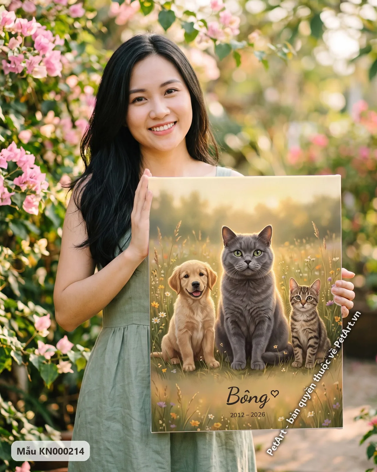 Ảnh thực tế: Mèo Anh lông ngắn xám, chó Golden con và mèo vằn ngồi giữa đồng cỏ hoa dại dưới ánh nắng ấm áp.