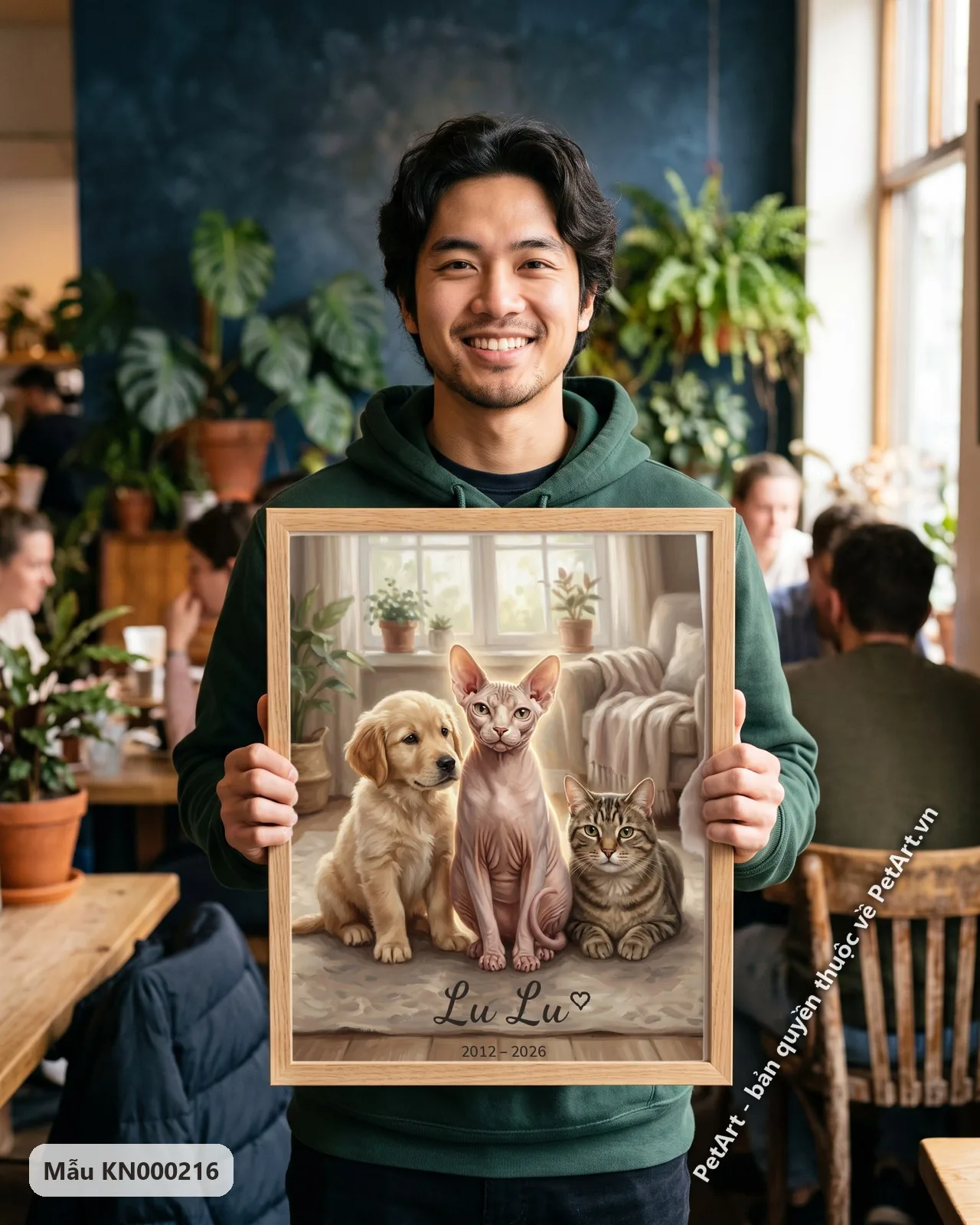 Ảnh thực tế: Mèo không lông độc đáo, chó Golden con và mèo vằn thân thiện ngồi trên thảm trong phòng khách ấm cúng.