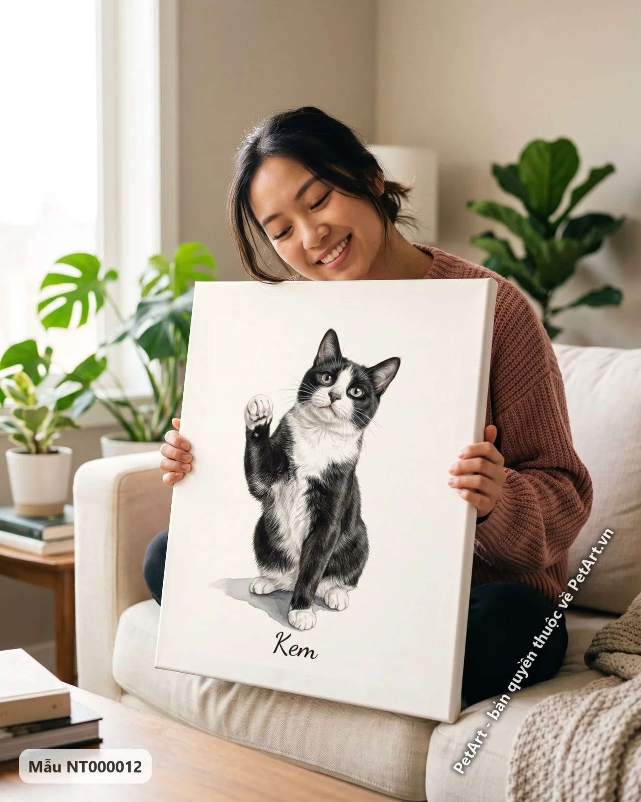 Ảnh thực tế: Chú mèo bò sữa lông đen trắng ngồi, một chân trước giơ lên, nhìn thẳng trên nền trắng.