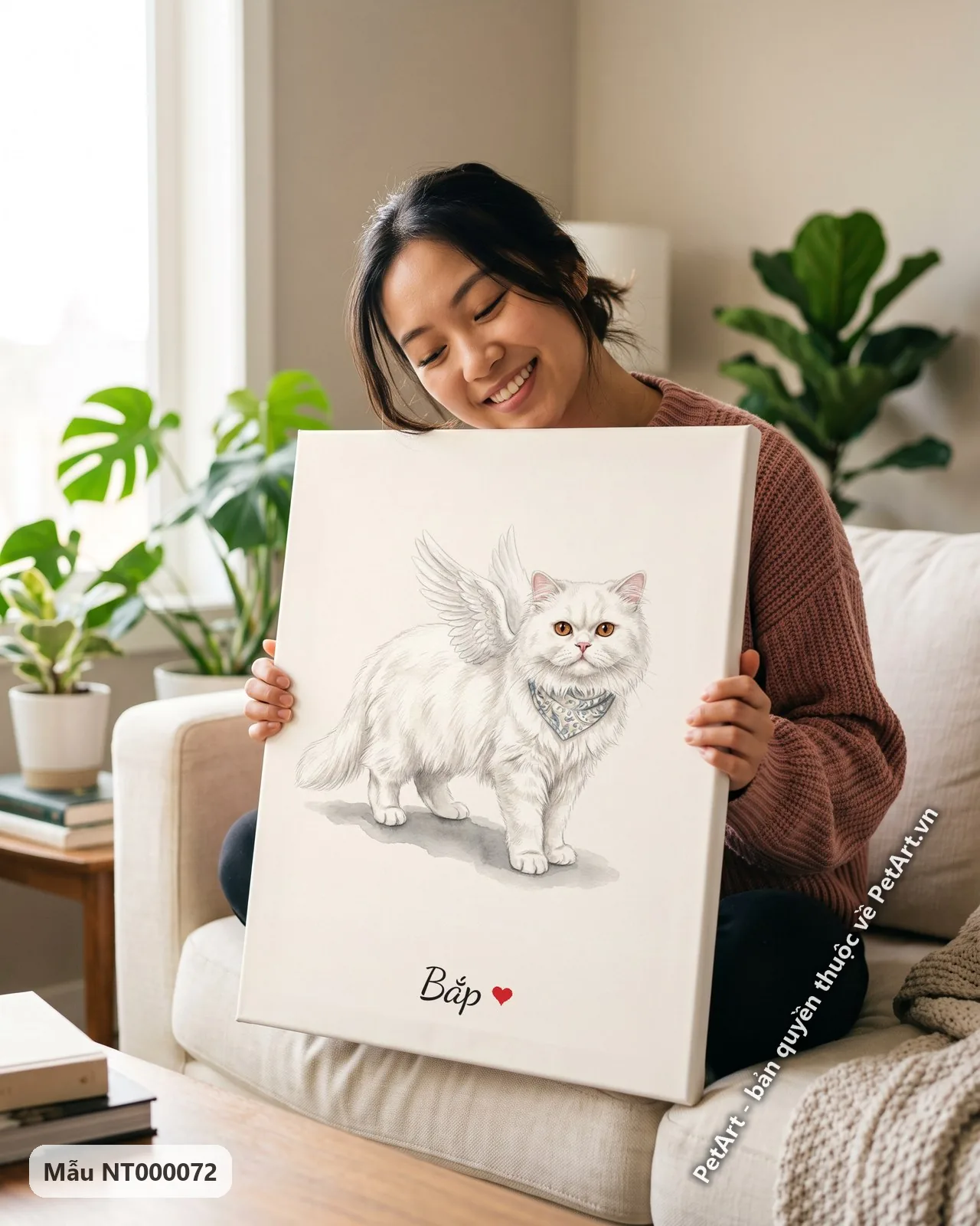 Ảnh thực tế: Chú mèo Ba Tư lông trắng đứng, đeo khăn rằn họa tiết, có đôi cánh trắng, nền loang màu xám nhạt.