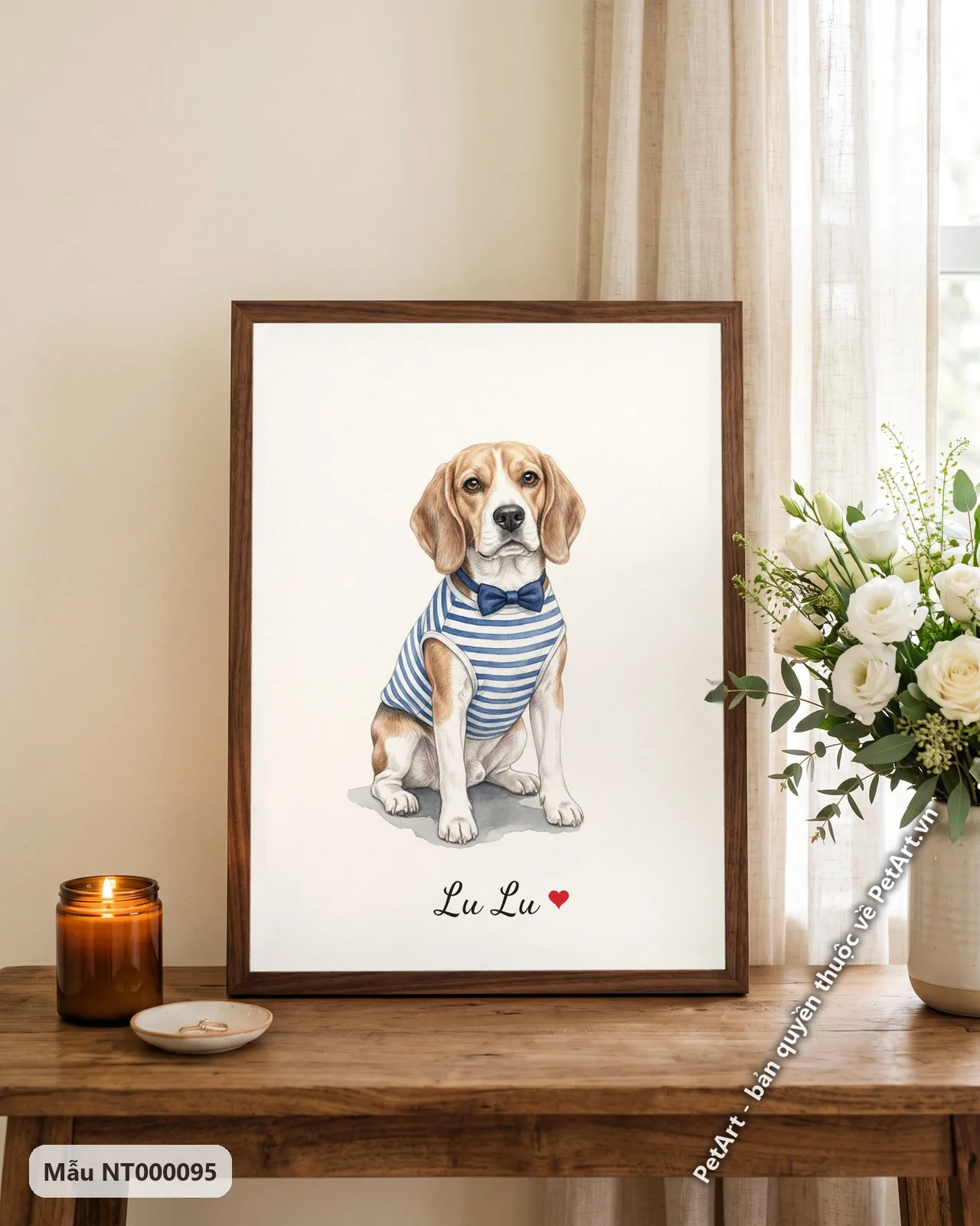 Ảnh thực tế: Một chú chó Beagle ngồi thẳng, mặc áo sọc ngang xanh trắng và đeo nơ xanh trên nền trắng.