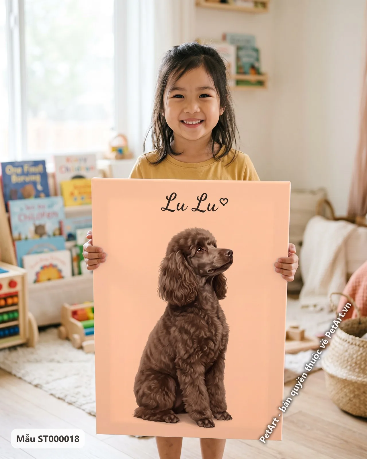 Ảnh thực tế: Chân dung chú chó Poodle nâu ngồi nghiêng, nhìn lên với vẻ đáng yêu trên nền màu hồng nhạt đơn sắc.