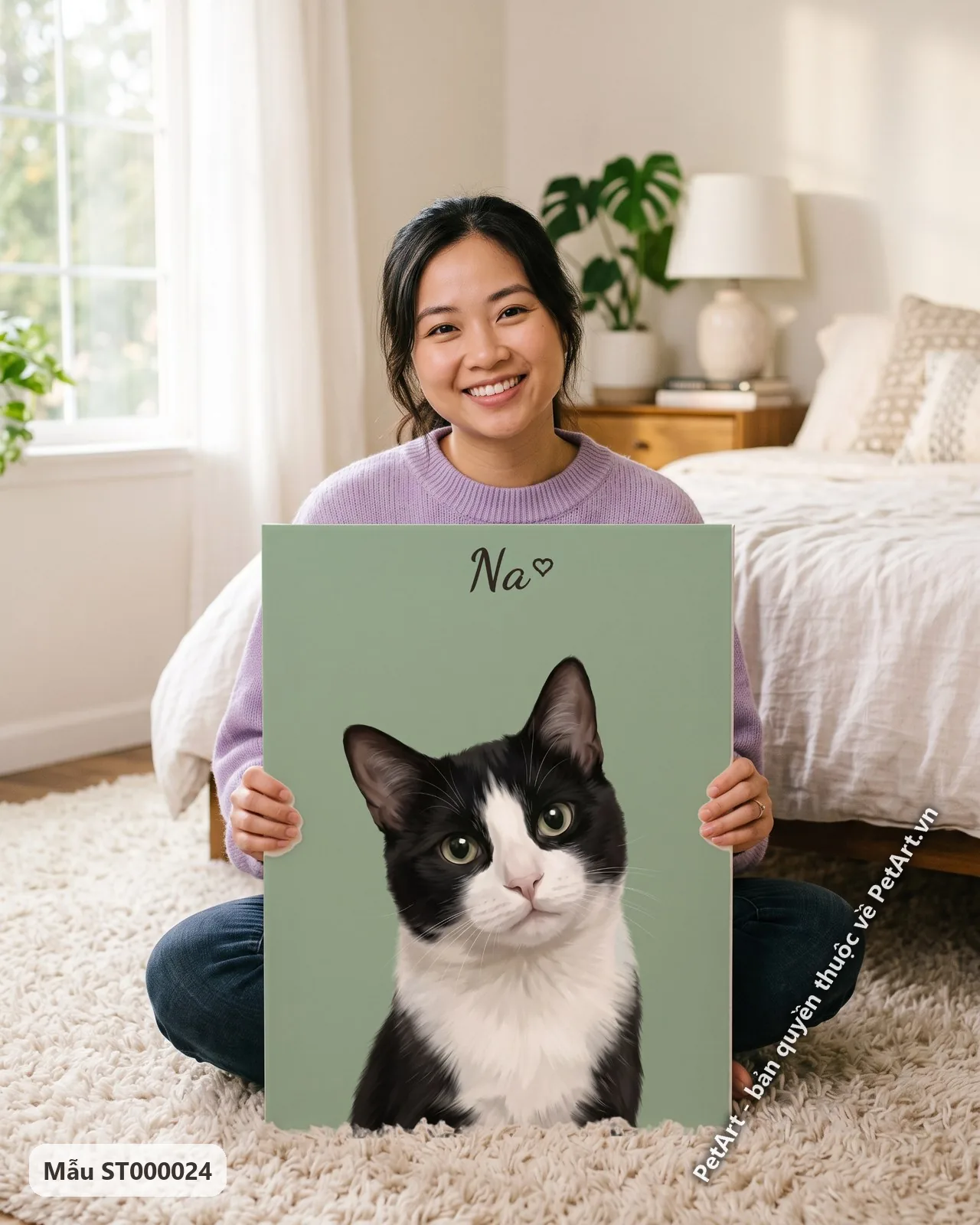 Ảnh thực tế: Chú mèo bò sữa đen trắng đáng yêu nghiêng đầu nhìn thẳng, nổi bật trên nền xanh lá cây đơn sắc dịu mát.