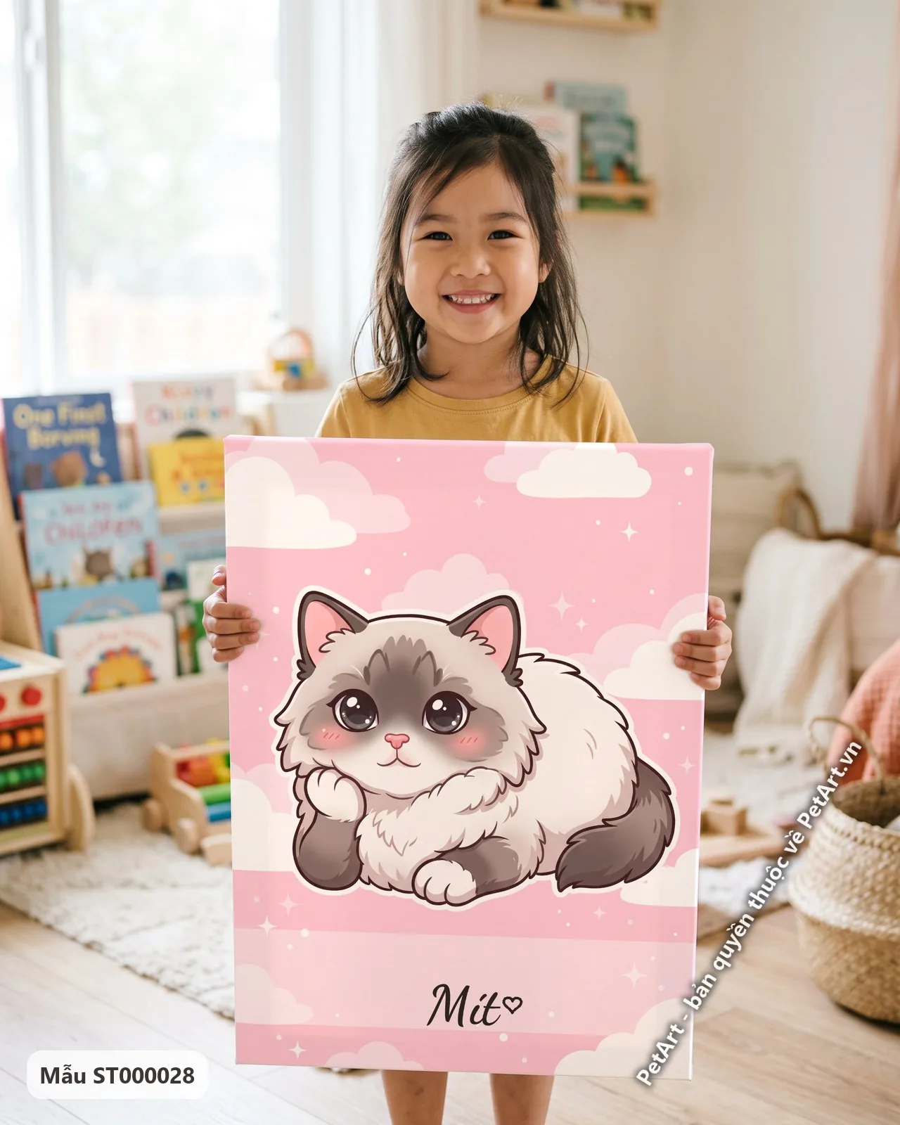 Ảnh thực tế: Chú mèo Ragdoll hoạt hình Chibi nằm thư giãn trên nền hồng pastel với những đám mây và ngôi sao lấp lánh.