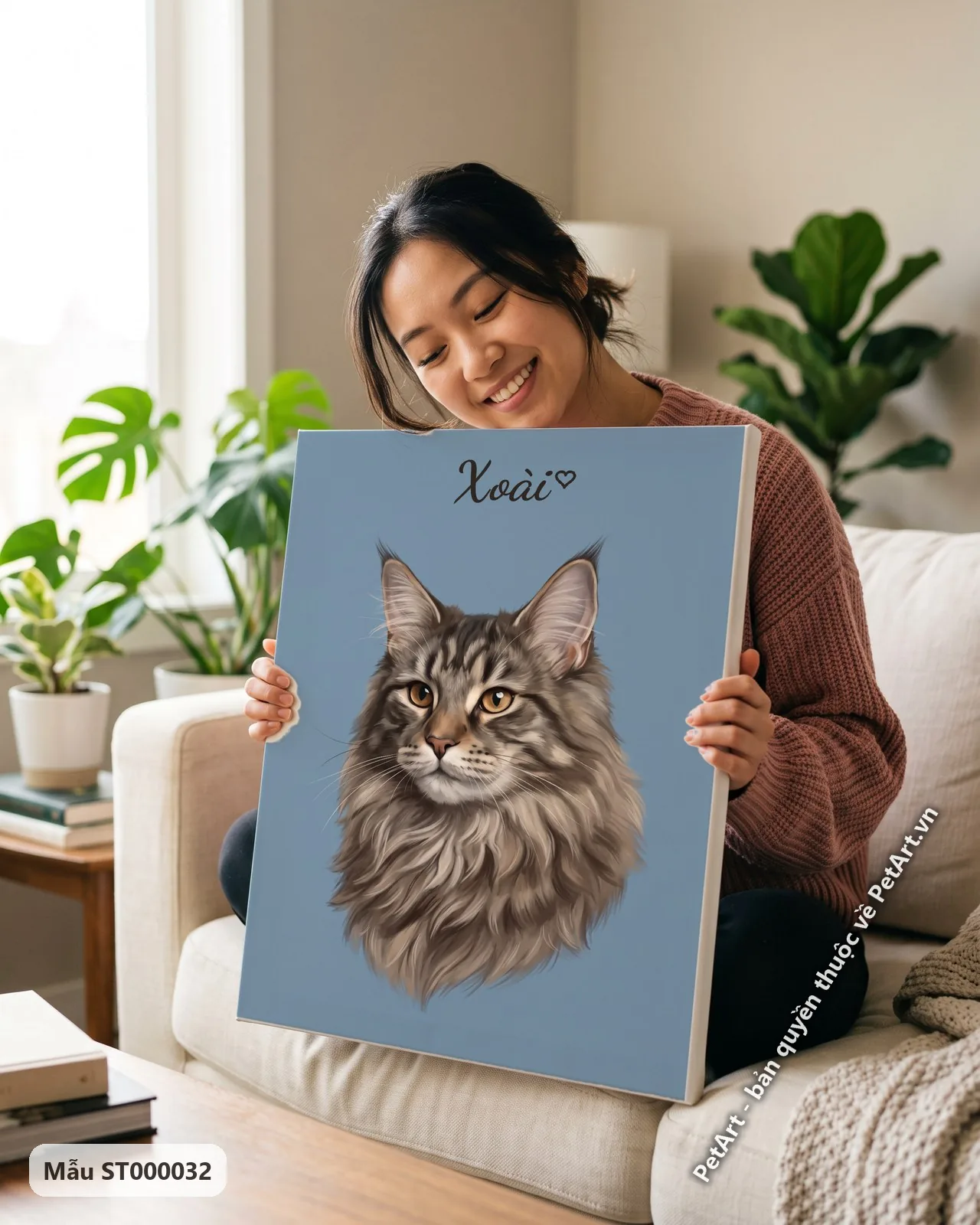 Ảnh thực tế: Chân dung mèo Maine Coon với bộ lông vằn nâu, đôi mắt hổ phách trên nền xanh dương đơn sắc.