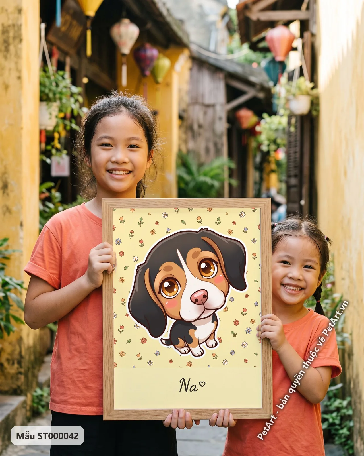 Ảnh thực tế: Chú chó Beagle con đáng yêu với đôi mắt to tròn, ngồi trên nền vàng họa tiết hoa nhỏ nhiều màu sắc.