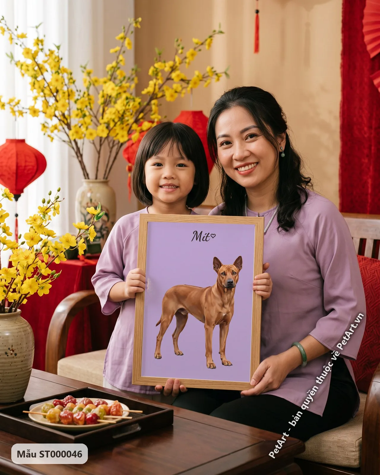 Ảnh thực tế: Chú chó Phú Quốc màu nâu vàng đứng thẳng, nhìn về phía trước trên nền màu tím nhạt.