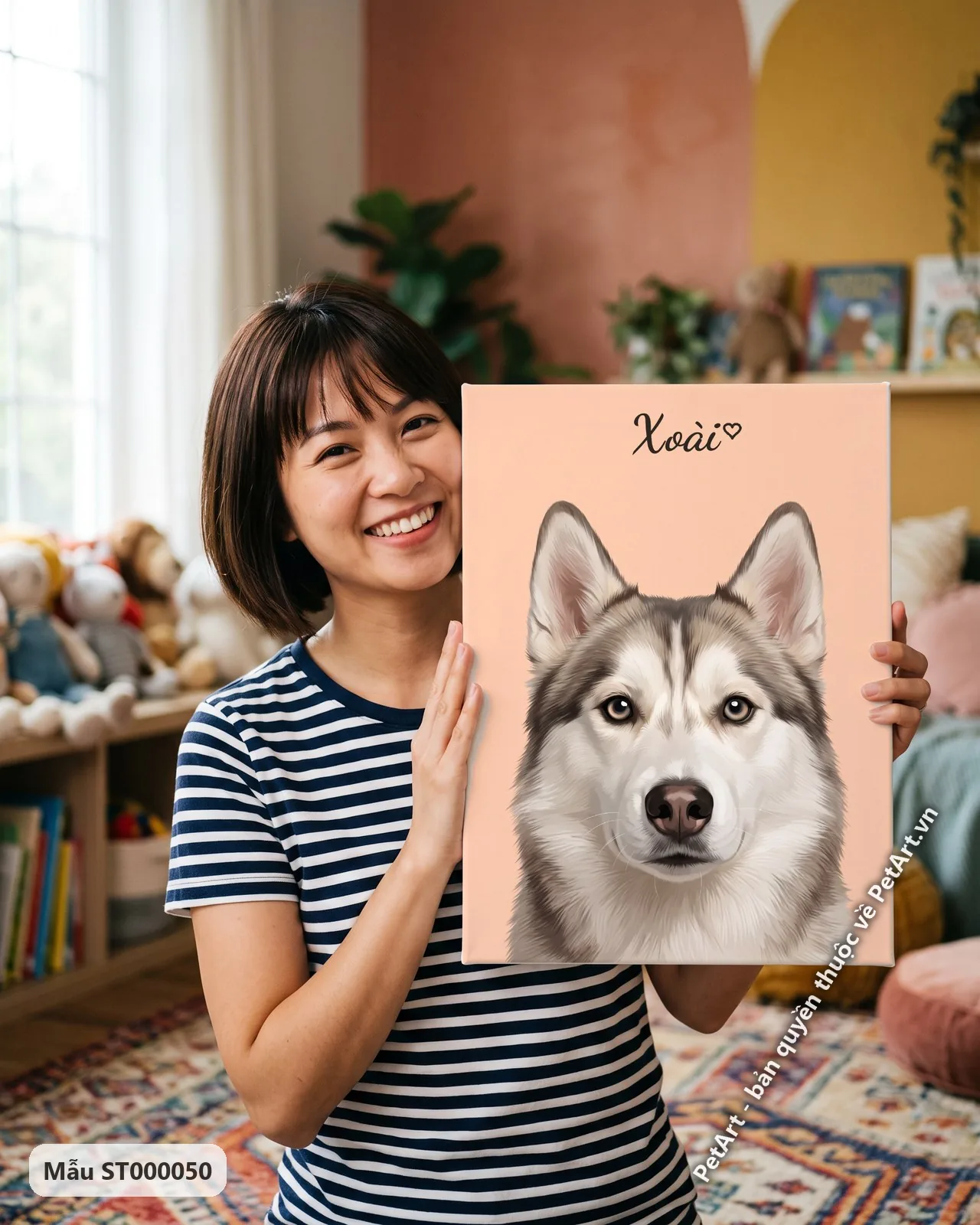 Ảnh thực tế: Chân dung cận mặt chú chó Husky với đôi mắt nâu sáng, bộ lông xám trắng trên nền cam đơn sắc.