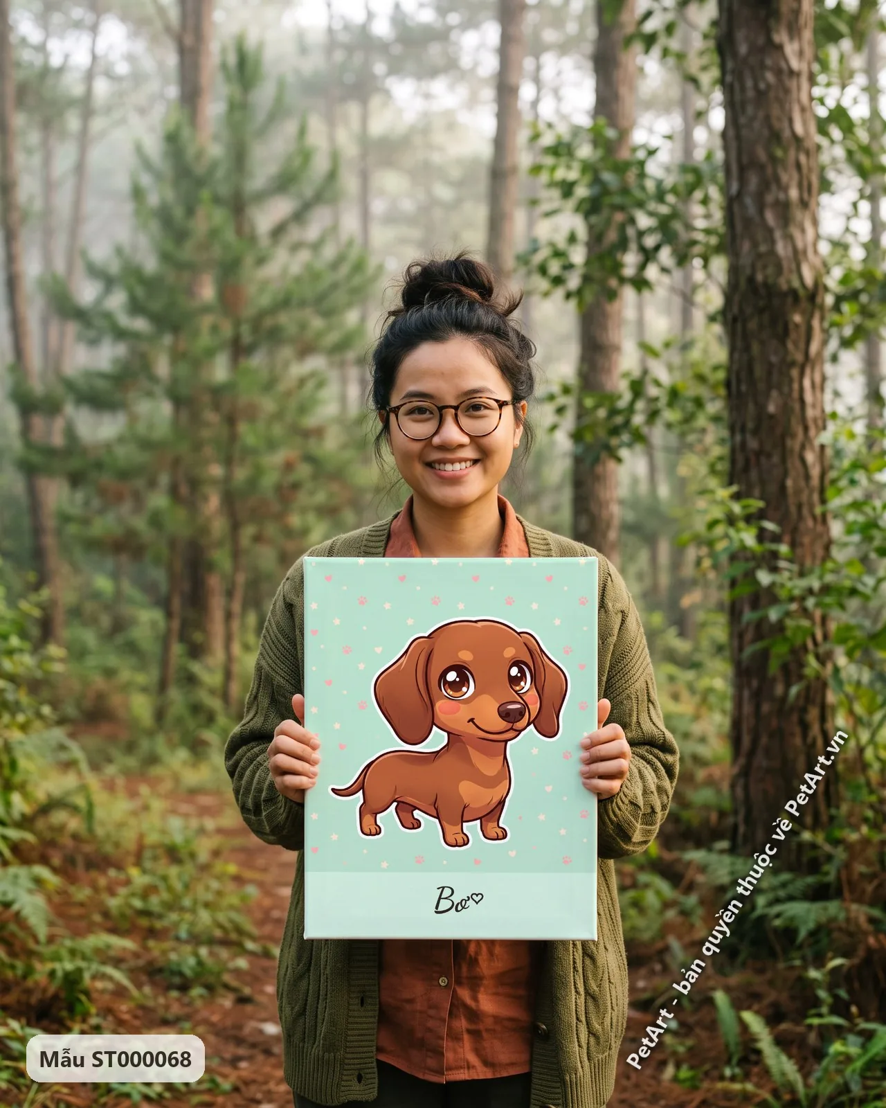 Ảnh thực tế: Chó Lạp xưởng Chibi màu nâu, mắt to tròn, má hồng, đang cười trên nền xanh mint chấm bi tim.