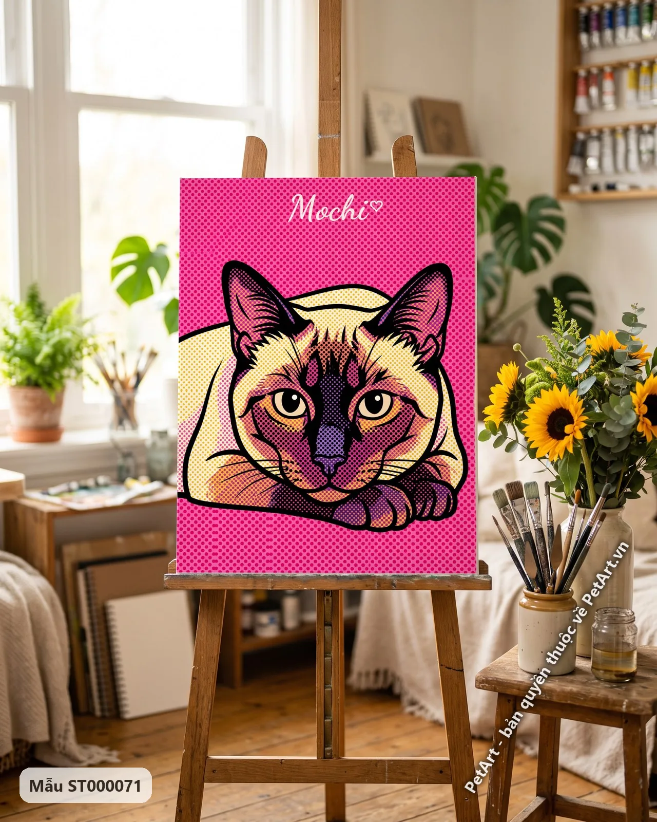 Ảnh thực tế: Chú mèo Xiêm nằm thư thái, khuôn mặt đặc trưng với các mảng màu Pop Art nổi bật trên nền hồng chấm bi sống động.