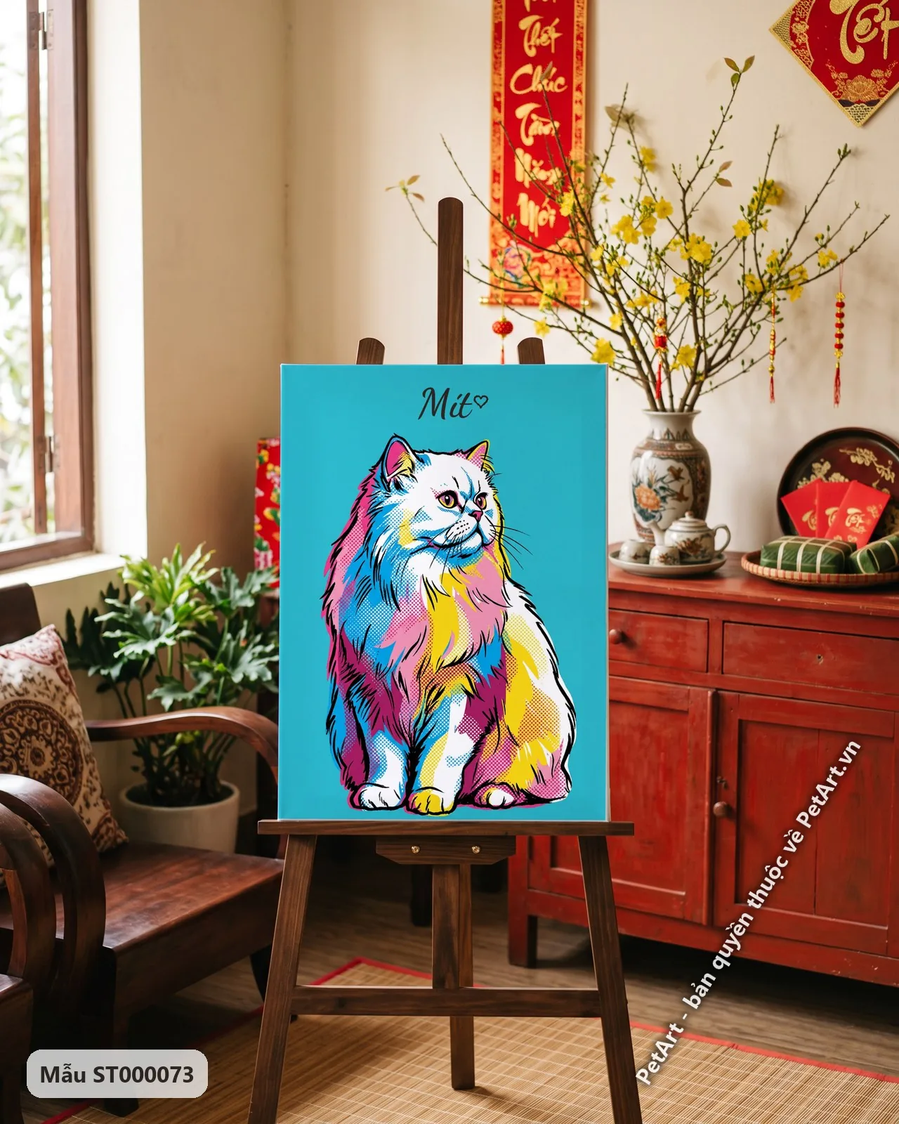 Ảnh thực tế: Chú mèo Ba Tư lông dài trắng muốt ngồi nghiêng, được tô điểm màu sắc Pop Art rực rỡ trên nền xanh ngọc.