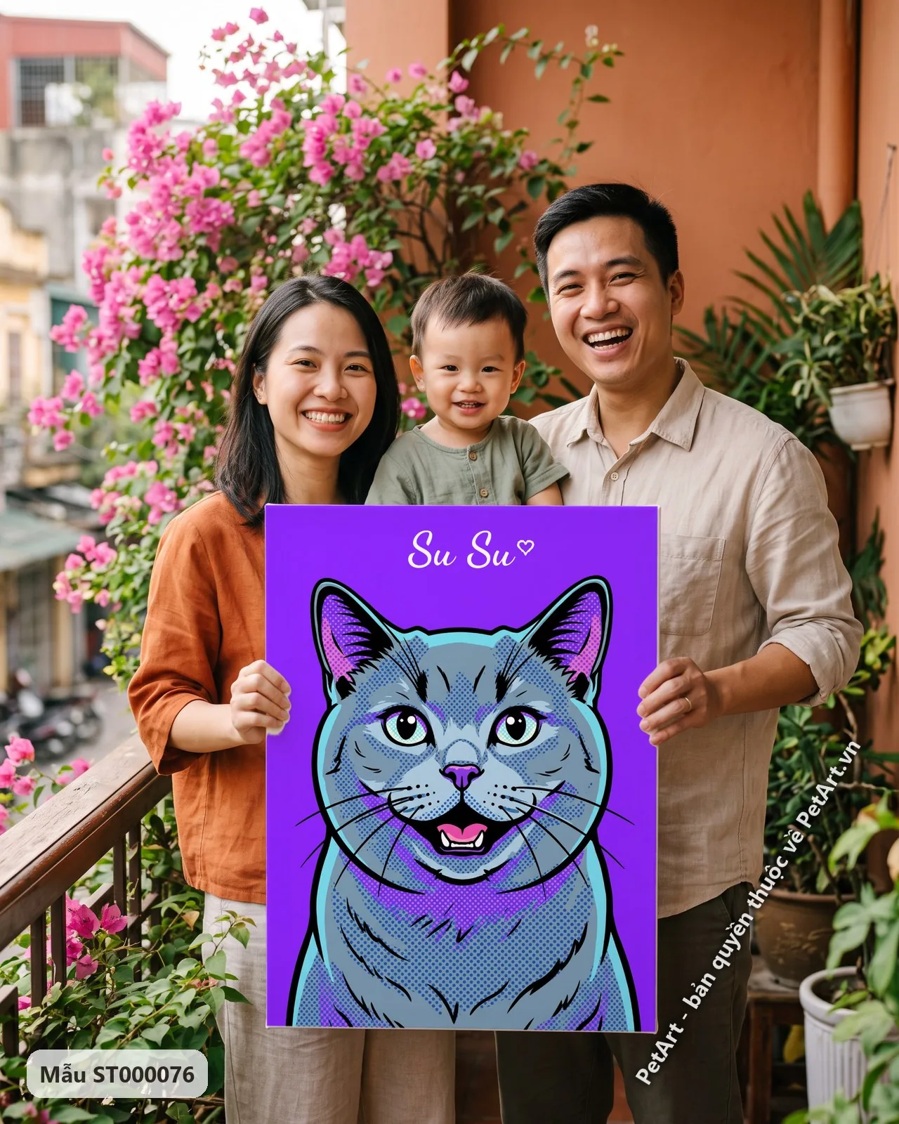 Ảnh thực tế: Chú mèo Anh lông ngắn mặt cận, miệng hơi mở, lông xám được tô điểm màu Pop Art tím xanh trên nền tím.