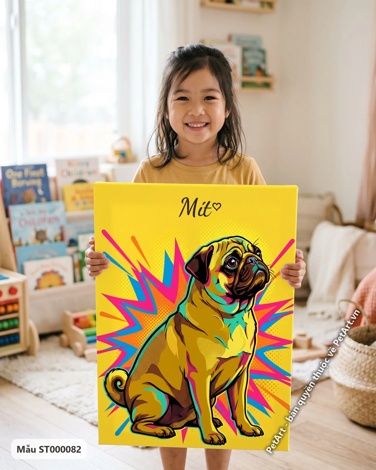 Ảnh thực tế: Chó Pug ngồi nghiêng, nhìn lên, màu nâu vàng nổi bật, trên nền vàng với hiệu ứng Pop Art rực rỡ.