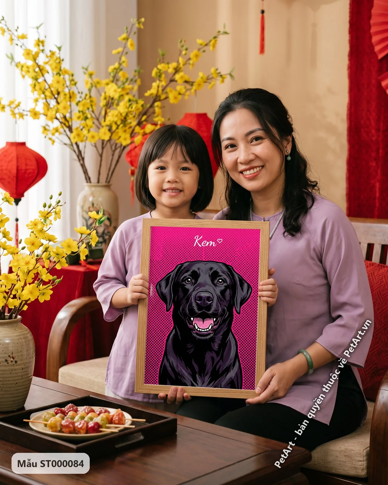Ảnh thực tế: Chó Labrador đen nhìn thẳng, miệng cười tươi, màu đen bóng, trên nền hồng chấm bi Pop Art nổi bật.