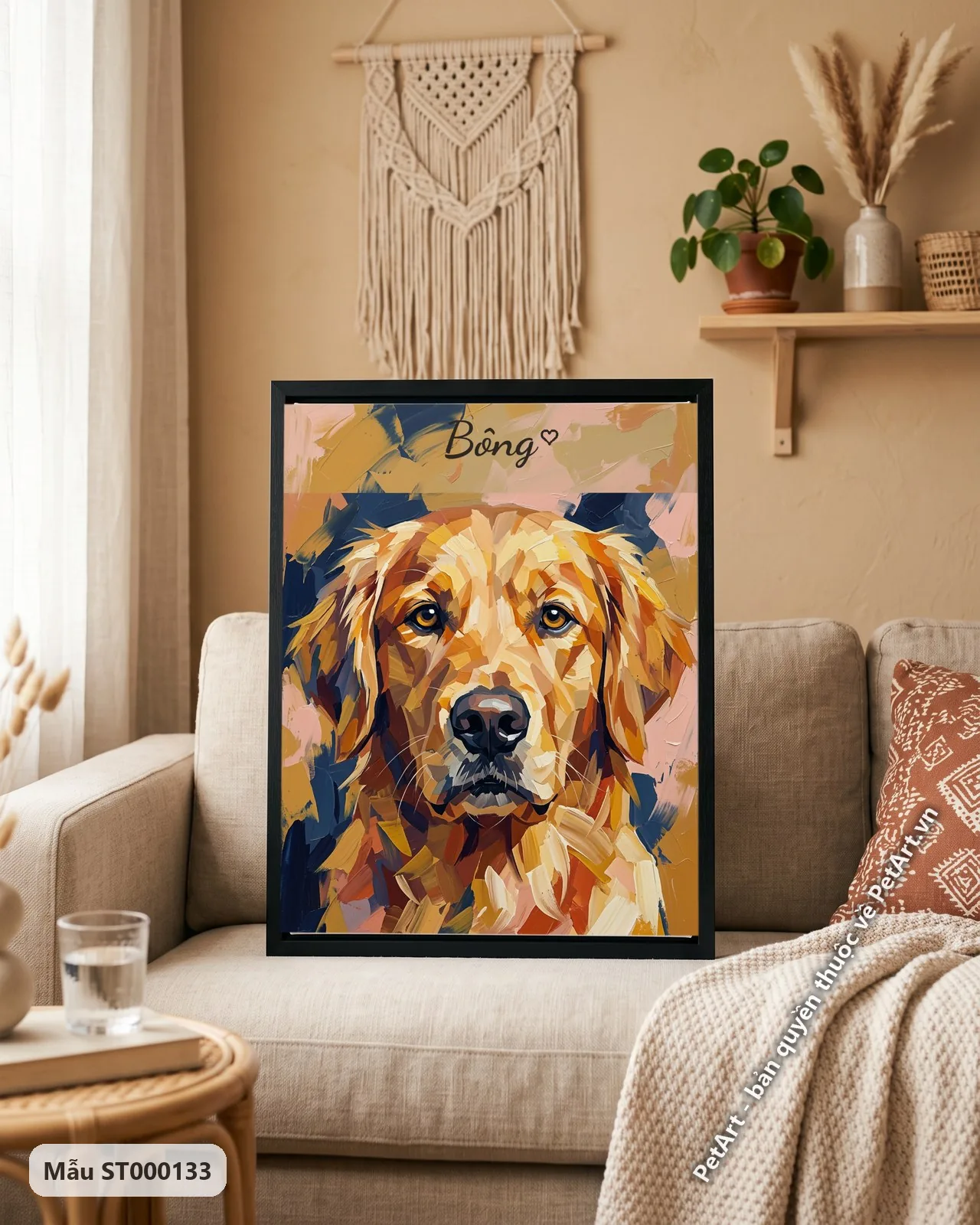Ảnh thực tế: Chú chó Golden màu vàng nâu nhìn thẳng, thân hình khối trừu tượng, trên nền mảng màu xanh đậm và hồng.
