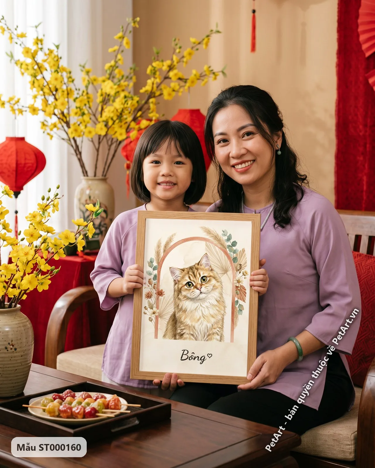 Ảnh thực tế: Chú mèo Anh lông dài màu vàng nâu nhìn nghiêng, trong khung vòm màu cam trang trí hoa lá và cỏ lau phong cách Boho.