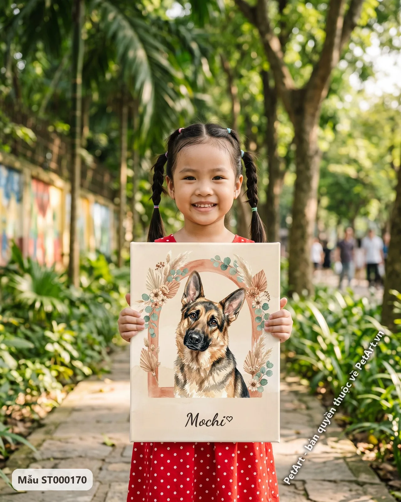 Ảnh thực tế: Chó Becgie đầu nghiêng nhẹ trong khung vòm hoa lá khô phong cách Boho, với tông màu đất ấm áp.