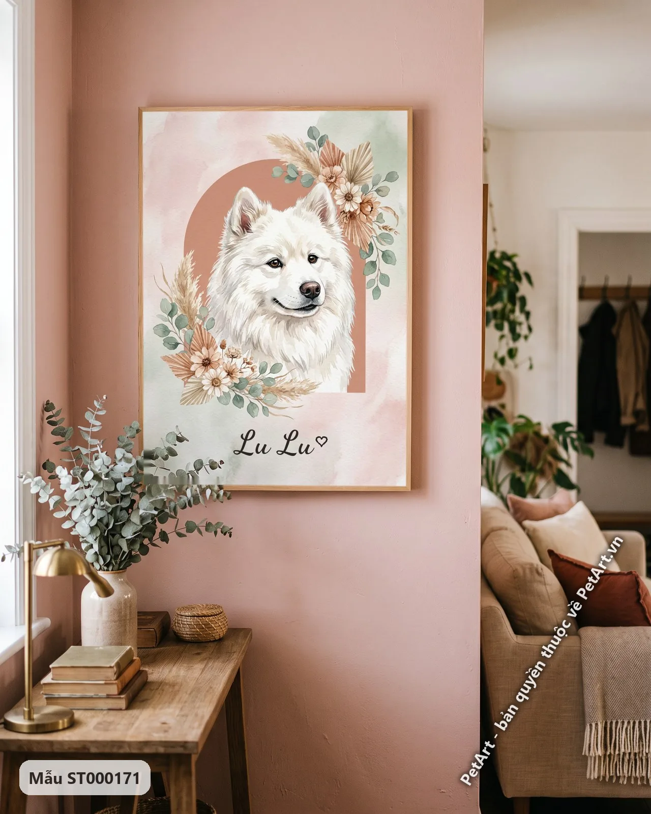Ảnh thực tế: Chó Samoyed trắng tinh khôi trong khung vòm hoa lá khô phong cách Boho, nền màu nước hồng xanh.